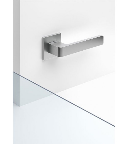 Tirador de puerta cromo pulido Mandelli Lario manilla de diseño