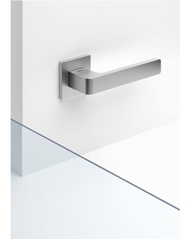 Tirador de puerta Mandelli Lario manilla de diseño color 2 montada en una puerta