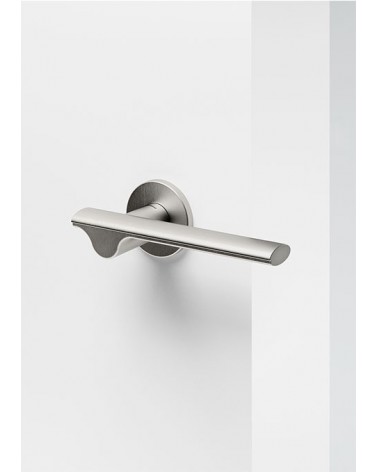 Tirador de puerta níquel satinado Mandelli Ara tirador de diseño montado en una puerta