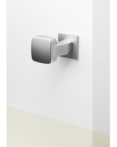 Tirador de puerta Mandelli Carrè diseño decorativo color 2 montado en una puerta