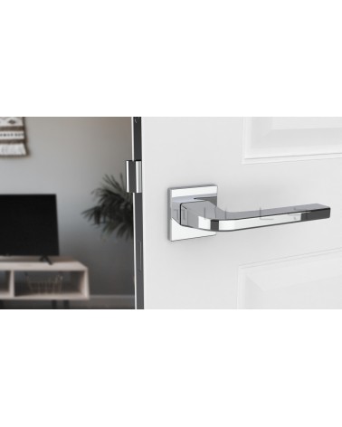Tirador de puerta ISMENA cromo pulido tirador de diseño vista frontal montado en una puerta