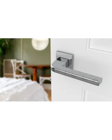 Tirador de puerta estilo moderno ISMENA tirador de diseño vista inclinada montada en una puerta