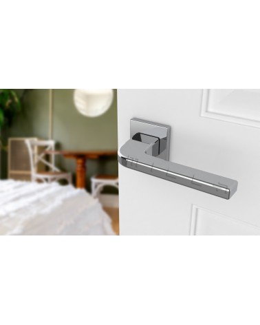 Tirador de puerta estilo moderno ISMENA tirador de diseño vista inclinada montada en una puerta