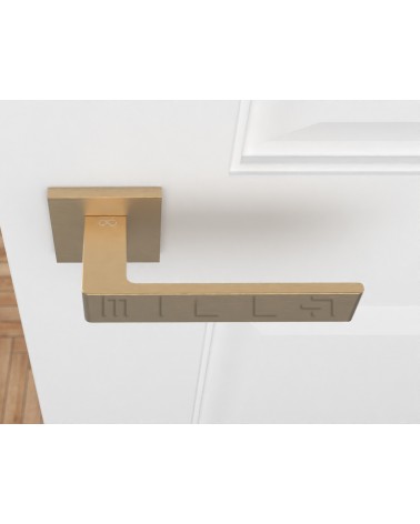 Tirador de puerta oro mate Apollo tirador de diseño vista superior montada en una puerta