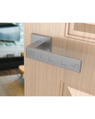 Maneta de puerta cromo cepillado Apollo diseño vista inclinada montada en una puerta