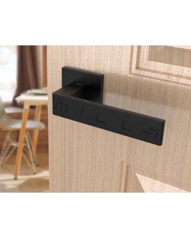 Maneta de puerta negra Apollo diseño vista inclinada montada en una puerta