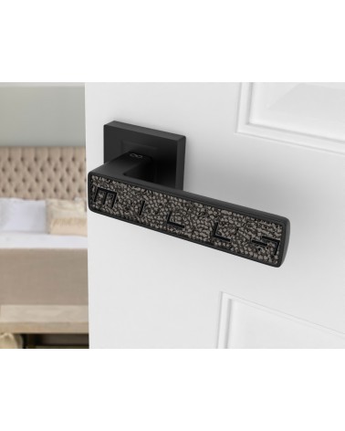 Palanca de puerta tendencia GLAMOUR herraje de diseño vista desde arriba montada en una puerta 1