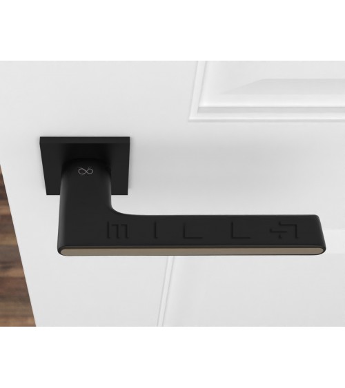 Manilla de puerta bicolor negra y dorada sobre placa cuadrada - modelo Ferrara - manilla de diseño
