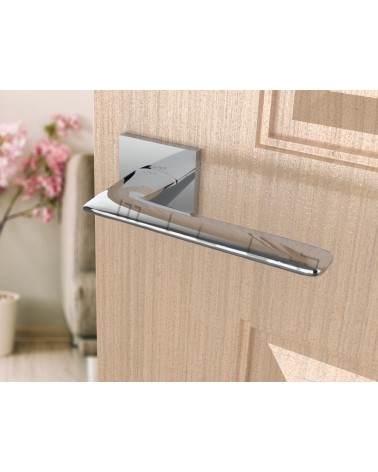 Manilla de puerta line GIULIA manilla de diseño color 1 vista superior inclinada montada en una puerta