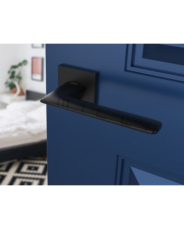 Maneta de puerta de zamak Line GIULIA diseño vista superior inclinada montada en una puerta