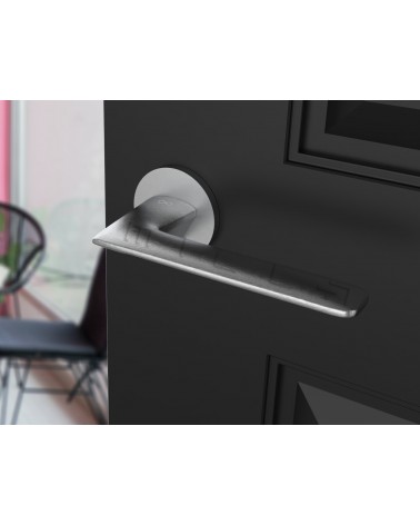 Maneta de puerta de zamak Line GIULIA diseño color 2 vista superior ligeramente inclinada montada en una puerta