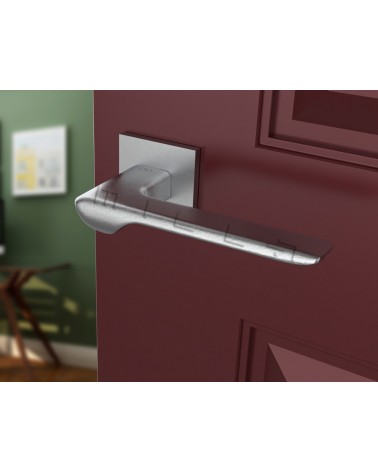 Manilla moderna LIGNE manilla de diseño vista inclinada montada en una puerta