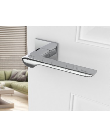 Manilla cromo pulido LIGNE manilla de diseño vista inclinada montada en una puerta
