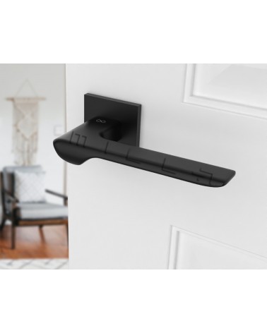 Palanca de puerta negra LIGNE manilla de diseño vista inclinada montada en una puerta