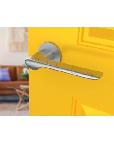 Palanca de puerta estilo moderno LIGNE manilla de diseño vista inclinada montada en una puerta