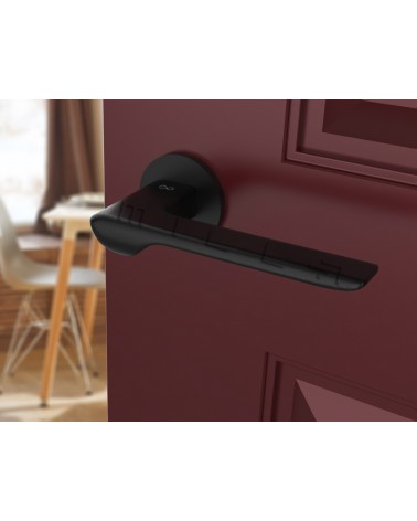Palanca de puerta negra LIGNE palanca de diseño vista inclinada montada en una puerta