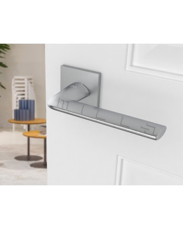Manilla estilo clásico STINGER manilla de diseño vista inclinada montada en una puerta