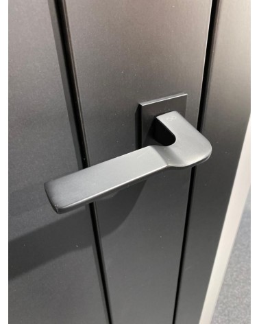Manija de puerta cromo pulido LINE BALI herraje design montada en una puerta