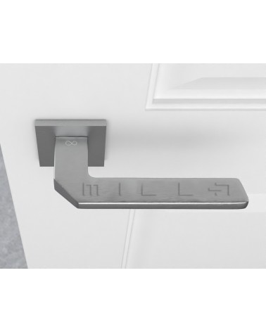 Tirador de puerta ETNA herrajes de diseño cromo satinado vista superior montada en una puerta
