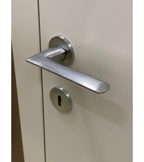 Tirador de puerta cromo cepillado Line GIULIA manilla de diseño