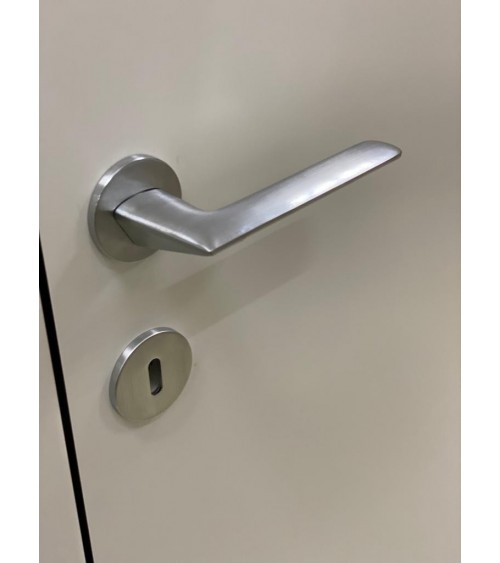 Tirador de puerta cromo cepillado Line GIULIA manilla de diseño