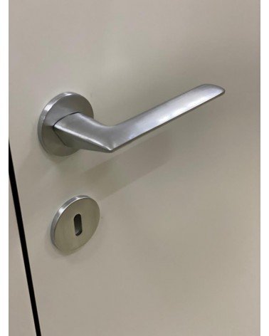 Tirador de puerta cromo cepillado Line GIULIA manilla de diseño vista inferior montada en una puerta