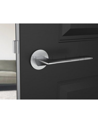 Tirador de puerta cromo cepillado Line GIULIA manilla de diseño vista frontal montada en una puerta abierta