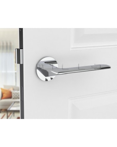 Tirador de puerta cromo pulido Line GIULIA manilla de diseño vista frontal montada en una puerta