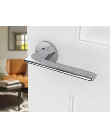 Tirador de puerta cromo pulido Line GIULIA manilla de diseño vista superior inclinada montada en una puerta