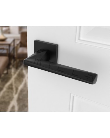 Manija de puerta negra DIAMANT diseño vista inclinada montada en una puerta