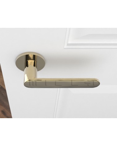 Tirador de puerta oro pulido Line Vénus tirador de diseño vista desde arriba montado en una puerta