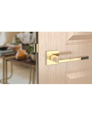 Maneta de puerta sobre placa cuadrada PYROLA herrajes de diseño vista de frente montada en una puerta