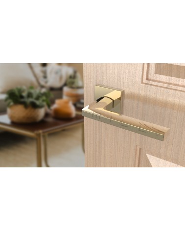 Maneta de puerta sobre placa cuadrada PYROLA herrajes de diseño vista superior inclinada montada en una puerta