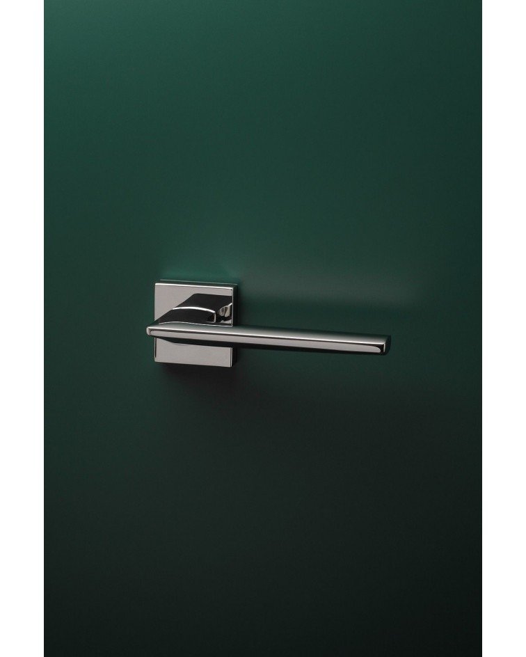 Tirador de puerta de zamak LUNARIA manilla design montada en una puerta