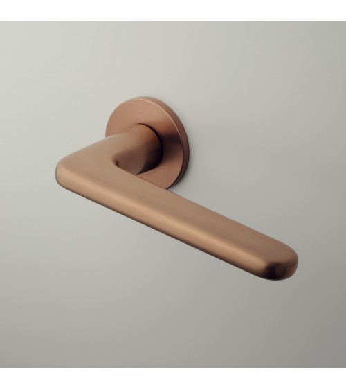Tirador de puerta de zamak LIRA manilla design color 4