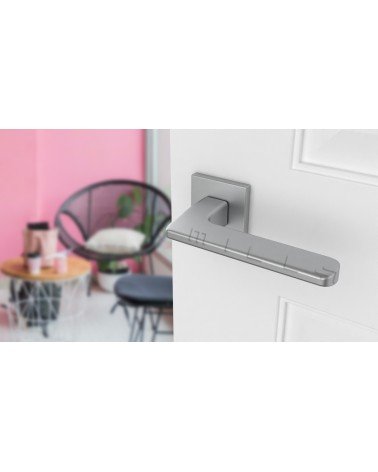 Maneral de puerta material zamak YUKA maneral de diseño color 2 vista superior inclinada montado en una puerta