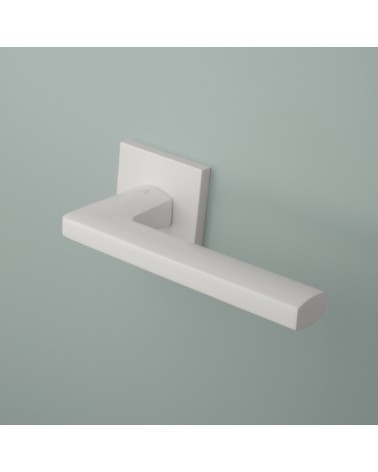 Tirador de puerta de zamak PYROLA herraje de diseño montada en una puerta