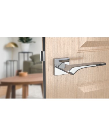 Manilla de zamak BERGERIA manilla de diseño vista frontal montada en una puerta