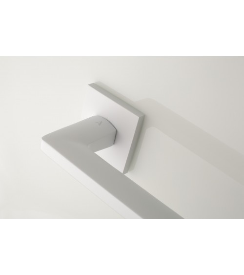 Tirador de puerta blanco PYROLA herrería diseño