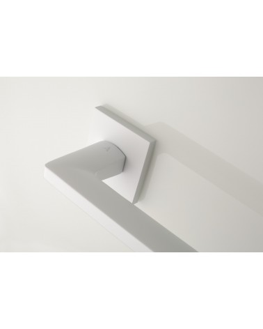 Palanca de puerta blanca PYROLA herraje de diseño vista ampliada montada en una puerta