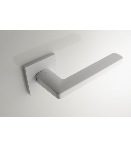Tirador de puerta blanco PYROLA herrería diseño