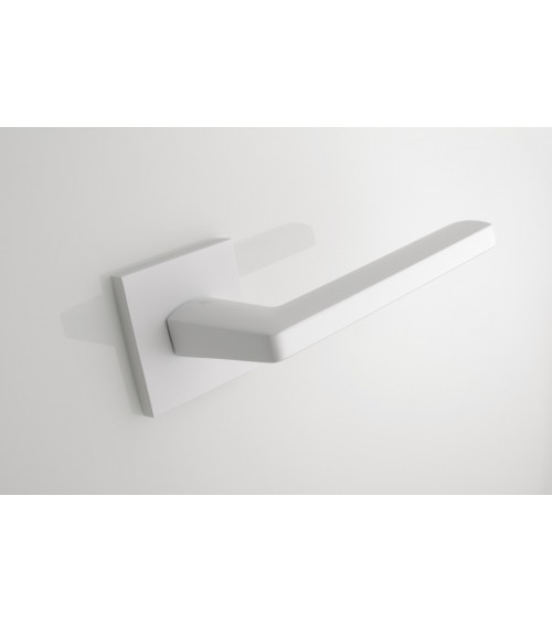 Tirador de puerta blanco PYROLA herrería diseño