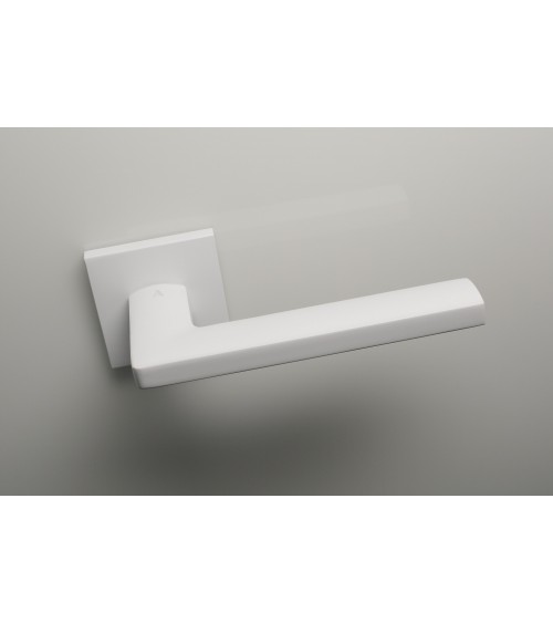 Tirador de puerta blanco PYROLA herrería diseño