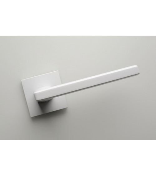 Tirador de puerta blanco PYROLA herrería diseño