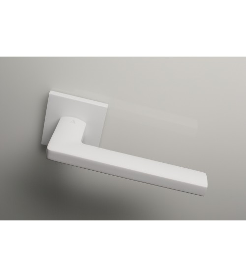 Tirador de puerta blanco PYROLA herrería diseño