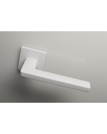Palanca de puerta blanca PYROLA herraje de diseño vista desde arriba palanca inclinada hacia abajo montada en una puerta