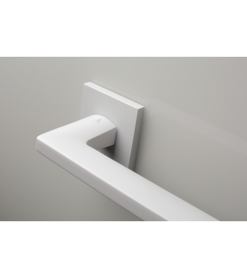 Tirador de puerta blanco PYROLA herrería diseño