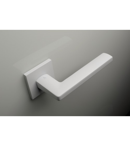 Tirador de puerta blanco PYROLA herrería diseño