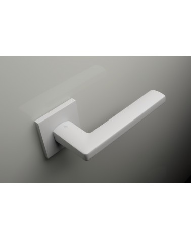 Palanca de puerta blanca PYROLA herraje de diseño vista desde arriba palanca inclinada hacia arriba montada en una puerta