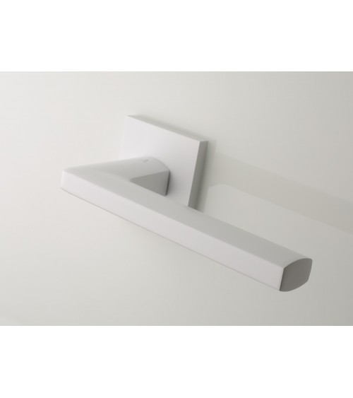 Tirador de puerta blanco PYROLA herrería diseño